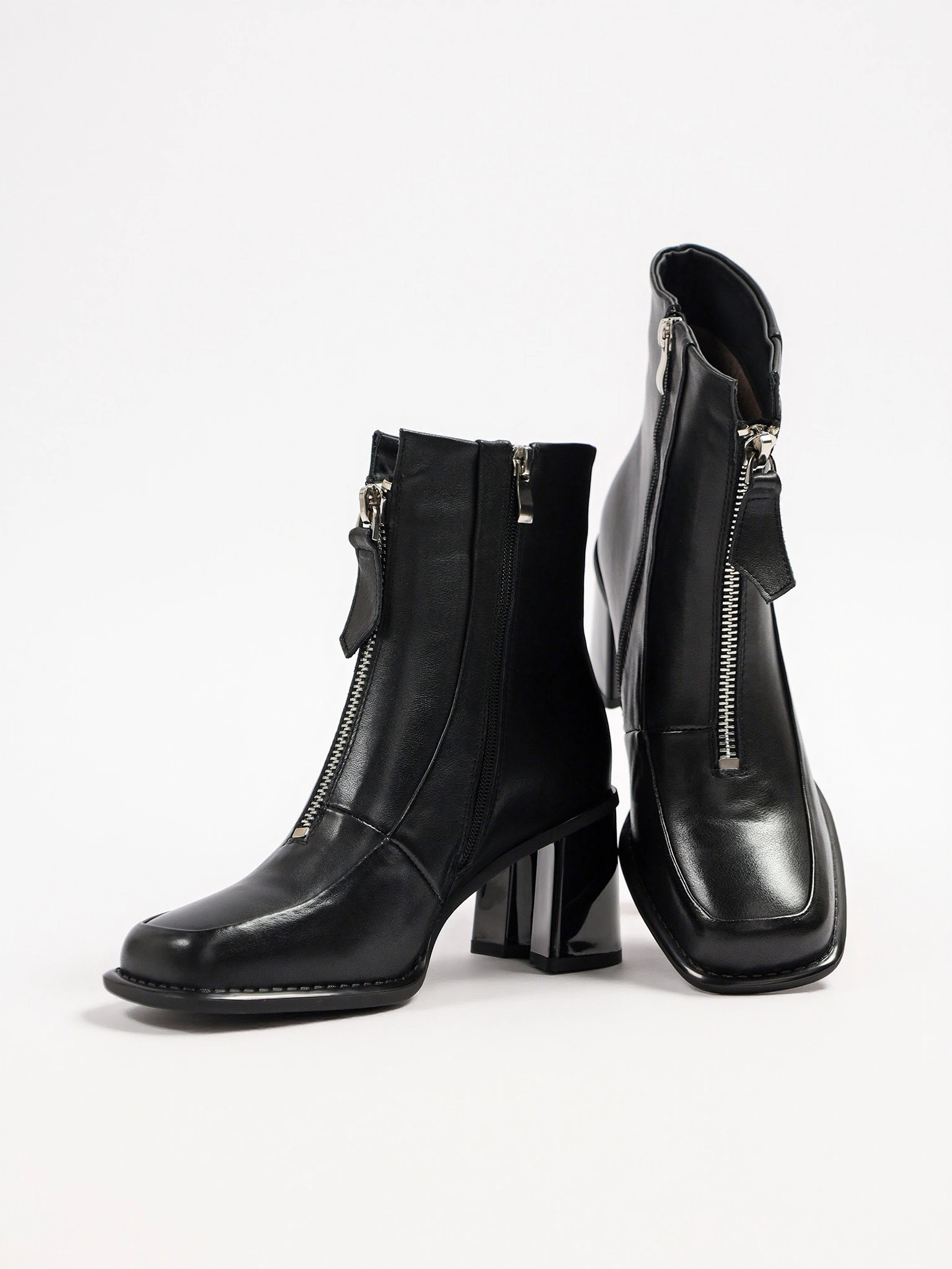 Ботильоны черного цвета с декоративной молнией на высоком каблуке